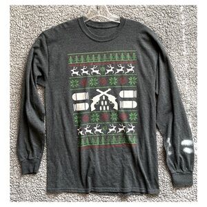 Gildan Men’s Medium Gray Long Sleeve Reindeer Revolver Holiday T-Shirt.